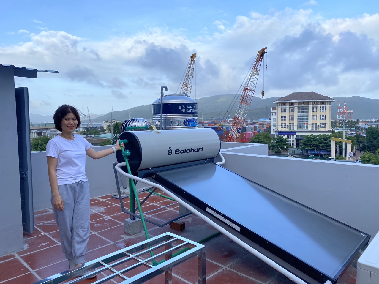 Lắp đặt hệ thống nước nóng năng lượng mặt Solahart tại TP Quy Nhơn.